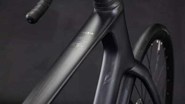 Cube Attain C:62 Race blackline