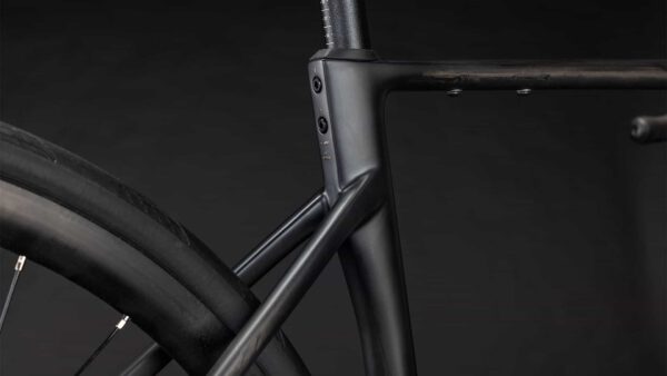 Cube Attain C:62 Race blackline